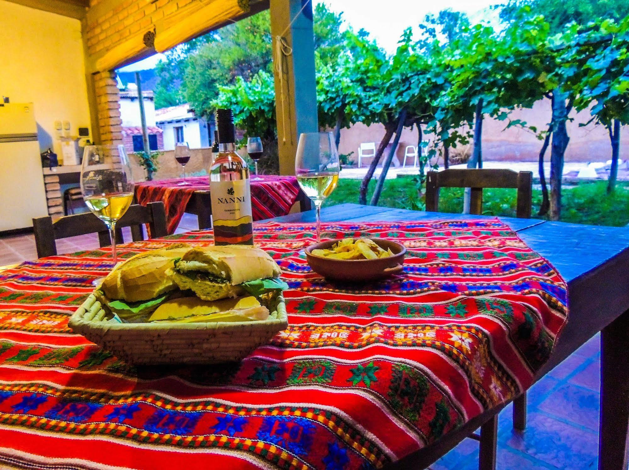 Hostal Tierra De Vinos Cafayate Ngoại thất bức ảnh