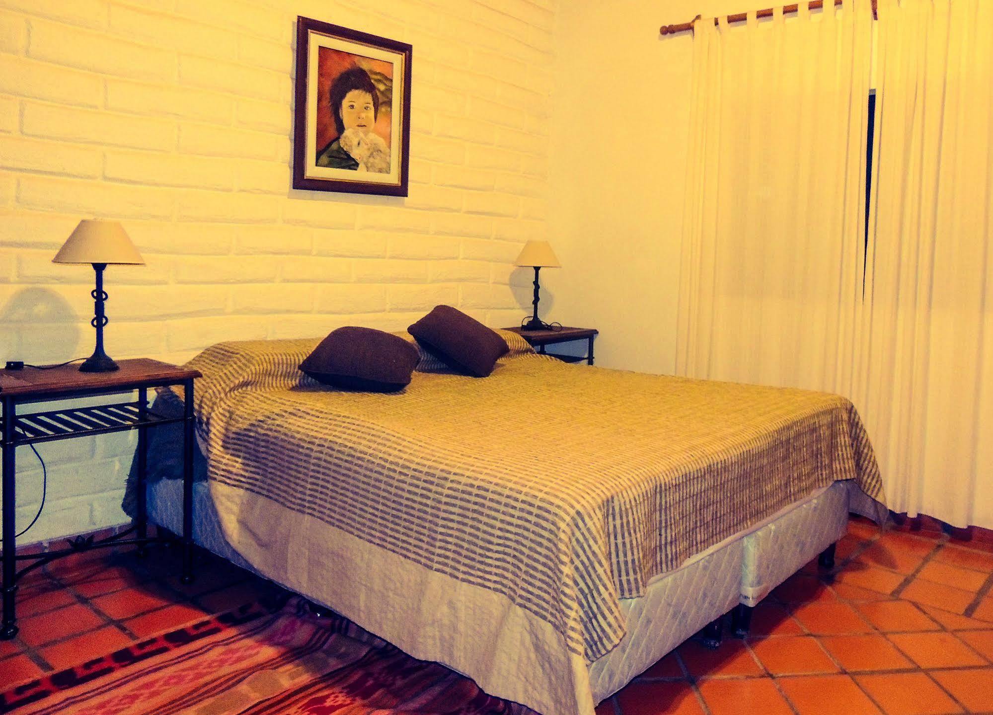 Hostal Tierra De Vinos Cafayate Ngoại thất bức ảnh