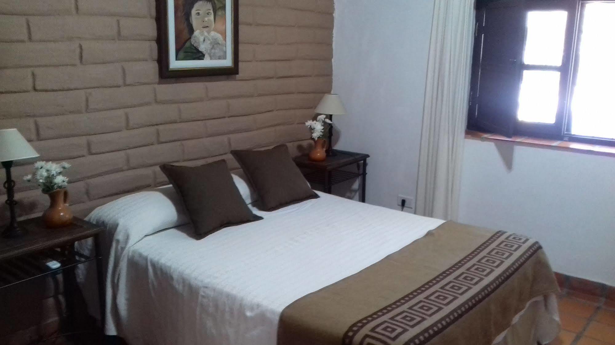 Hostal Tierra De Vinos Cafayate Ngoại thất bức ảnh